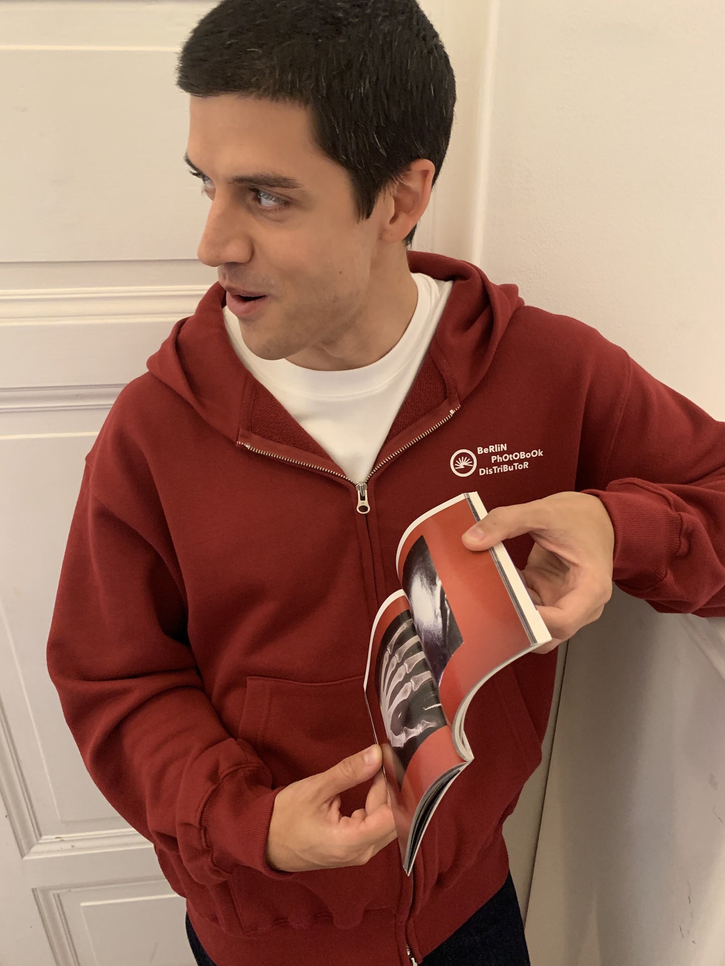 Mitarbeiter 003 Zip Hoodie (Burgundy)