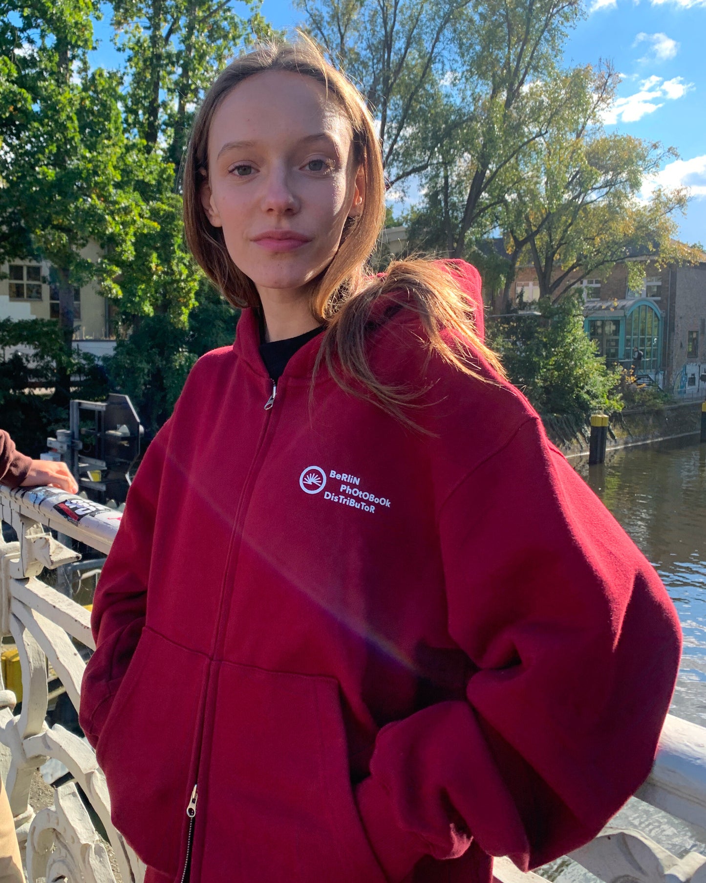 Mitarbeiter 003 Zip Hoodie (Burgundy)